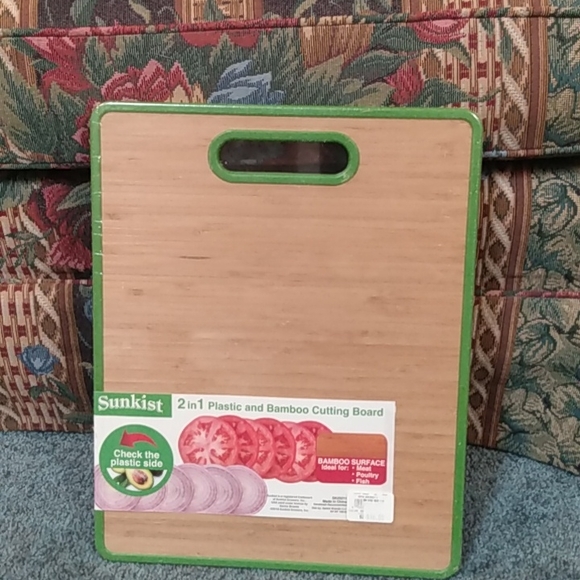 2 in 1 plastic and bamboo cutting board - Picture 1 of 2